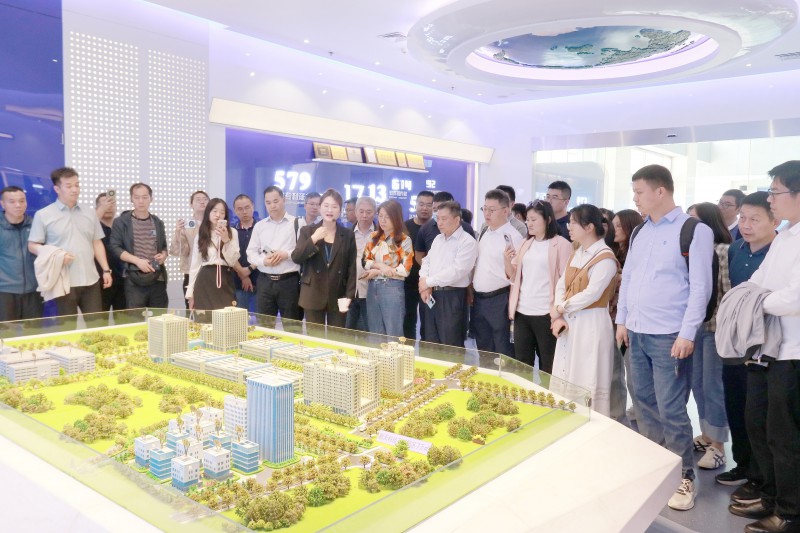 加速“智造”引领丨郑州高新区领导及企业代表莅临新天科技观摩指导